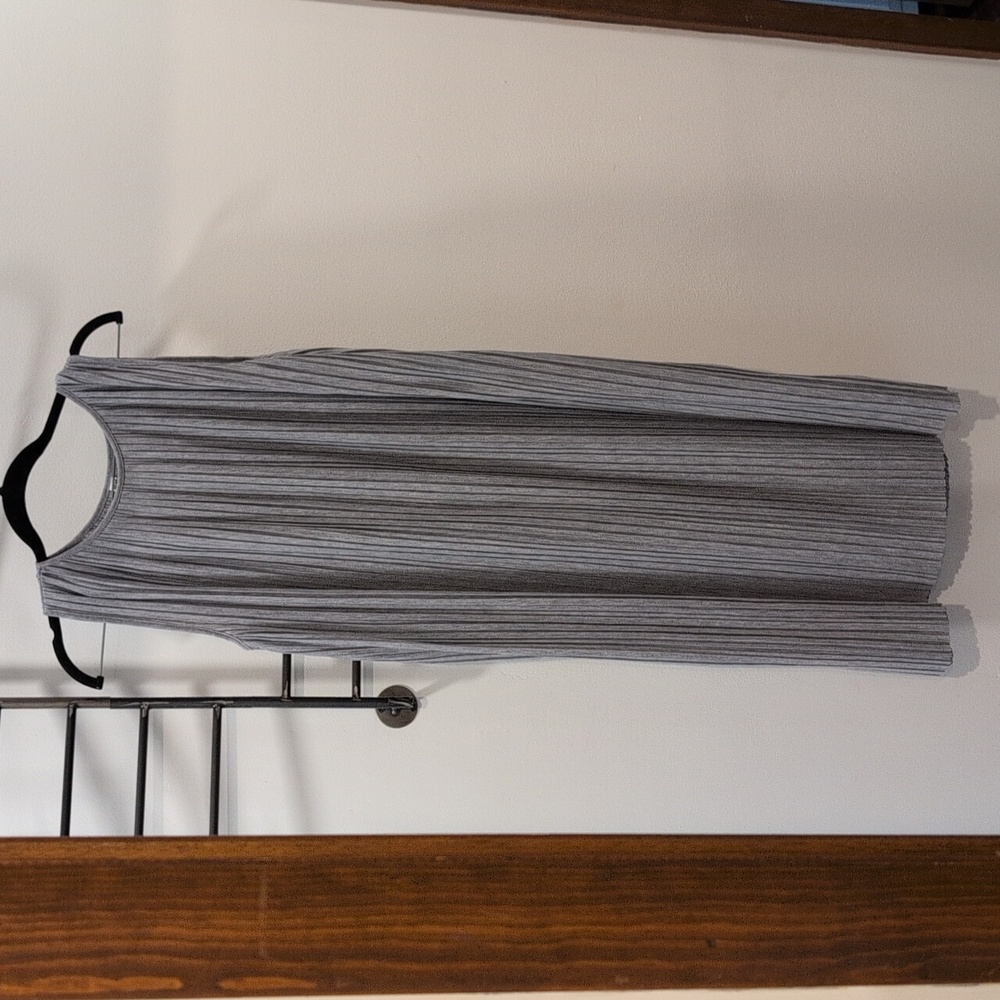 Uniqlo Size Large Oversized Gray Sleeveless Pleated Dress
